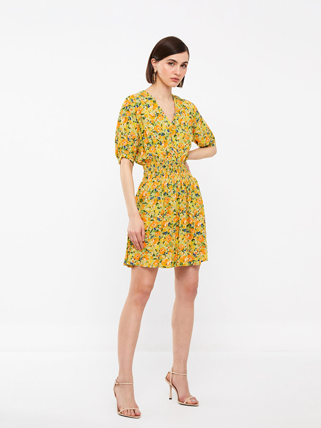 әйелдерге арналған қысқа жеңді гүлді өрнекті V жағалы көйлек-1