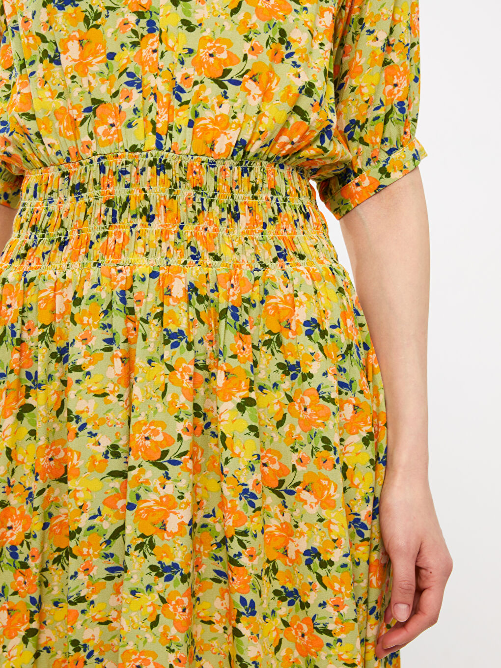 әйелдерге арналған қысқа жеңді гүлді өрнекті V жағалы көйлек-3