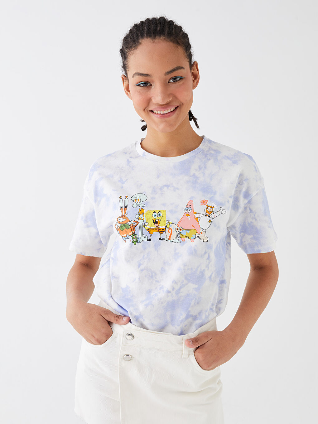 Beyaz Bisiklet Yaka Sünger Bob Baskılı Kısa Kollu Kadın Tişört