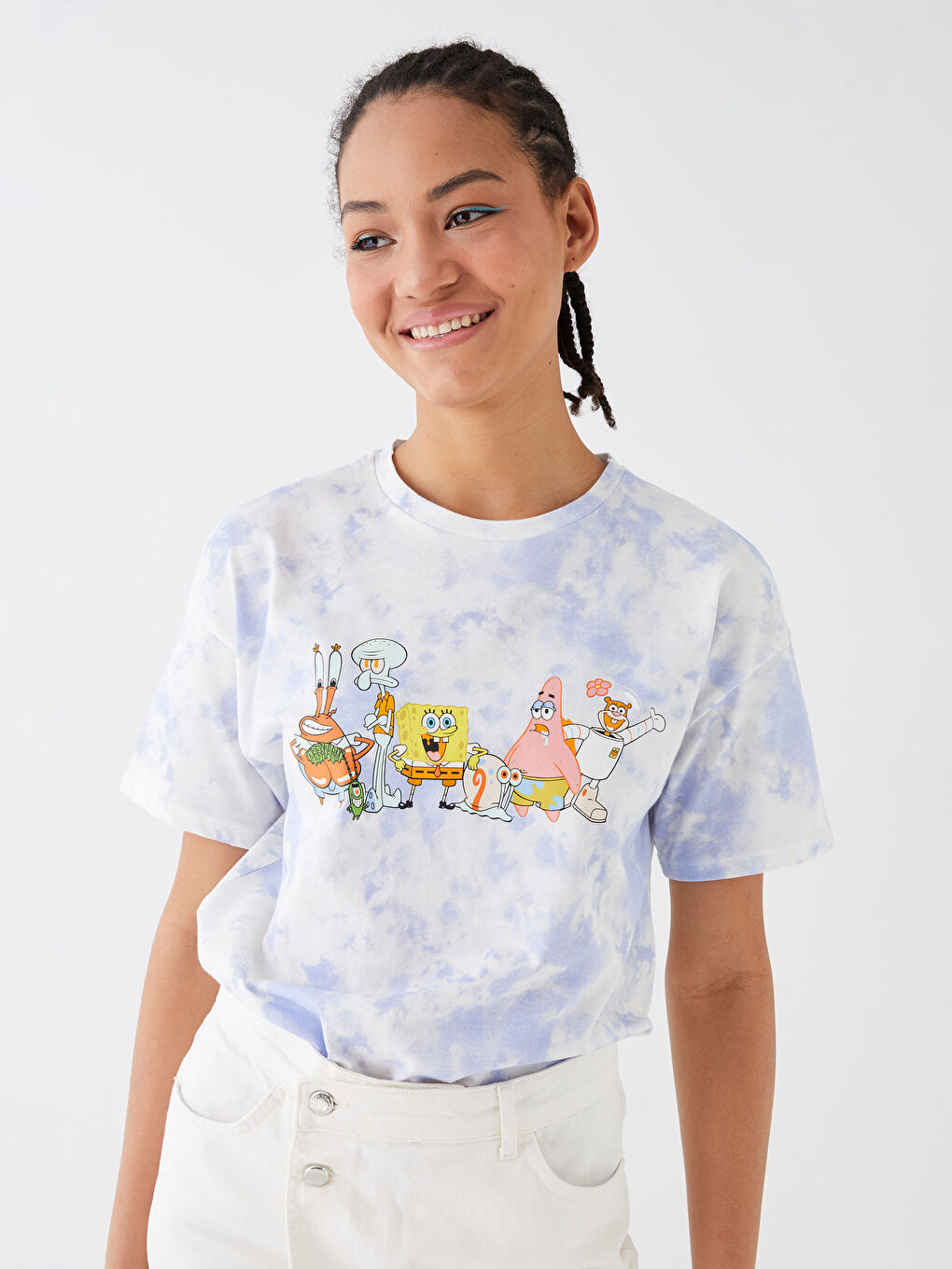 Beyaz Bisiklet Yaka Sünger Bob Baskılı Kısa Kollu Kadın Tişört-1