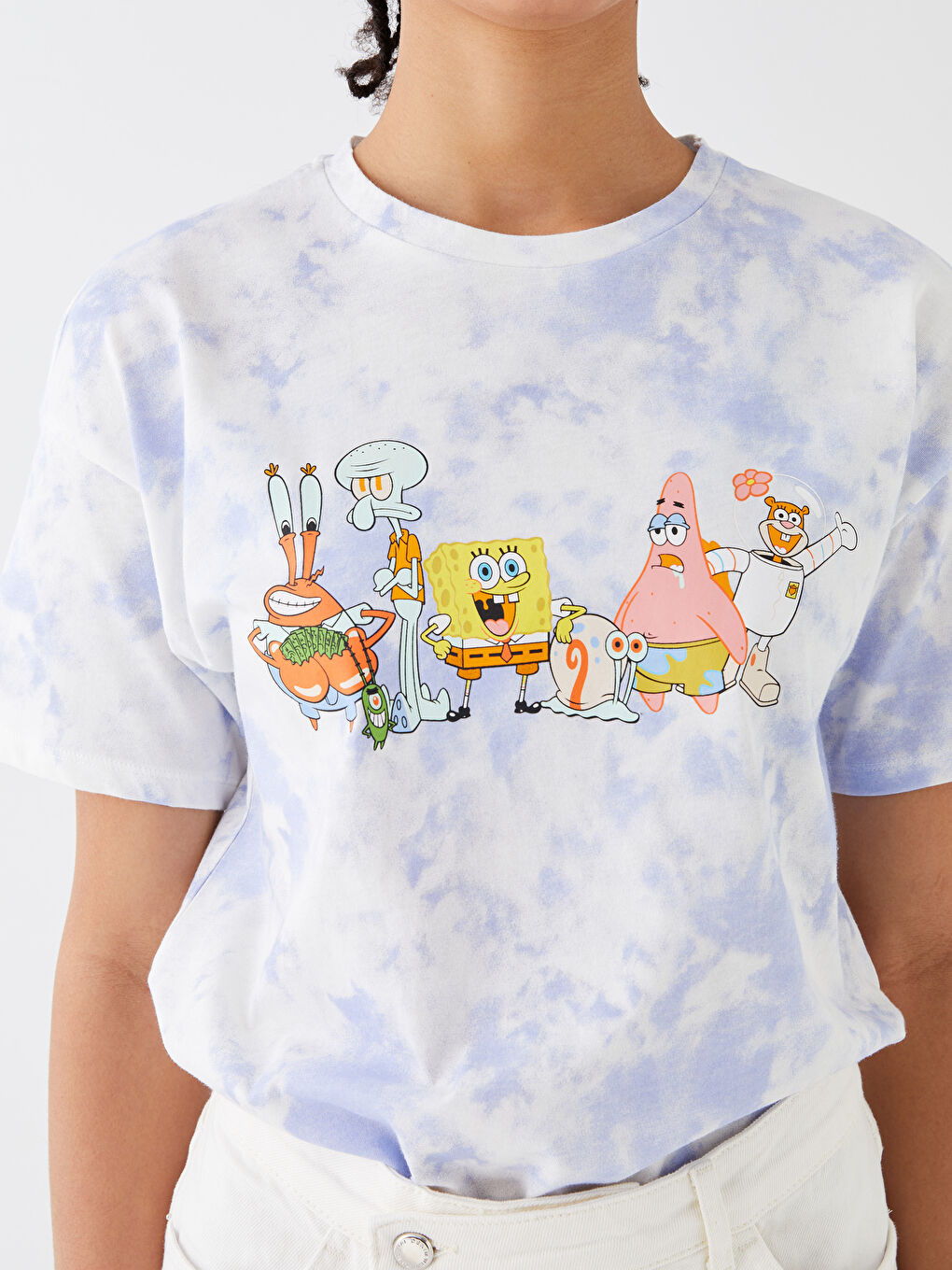 Beyaz Bisiklet Yaka Sünger Bob Baskılı Kısa Kollu Kadın Tişört-3