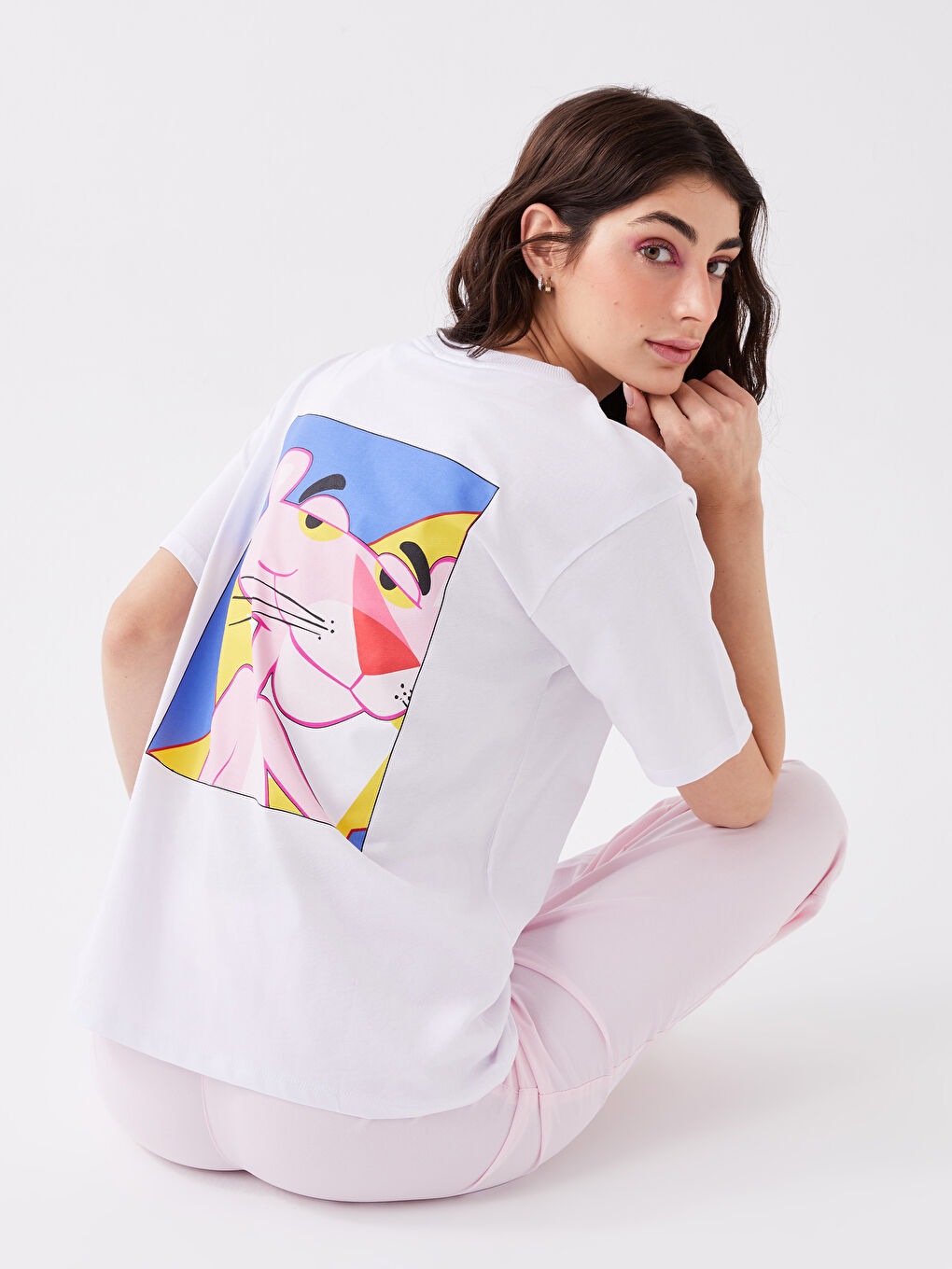 Beyaz Bisiklet Yaka Pembe Panter Baskılı Kısa Kollu Oversize Kadın Tişört