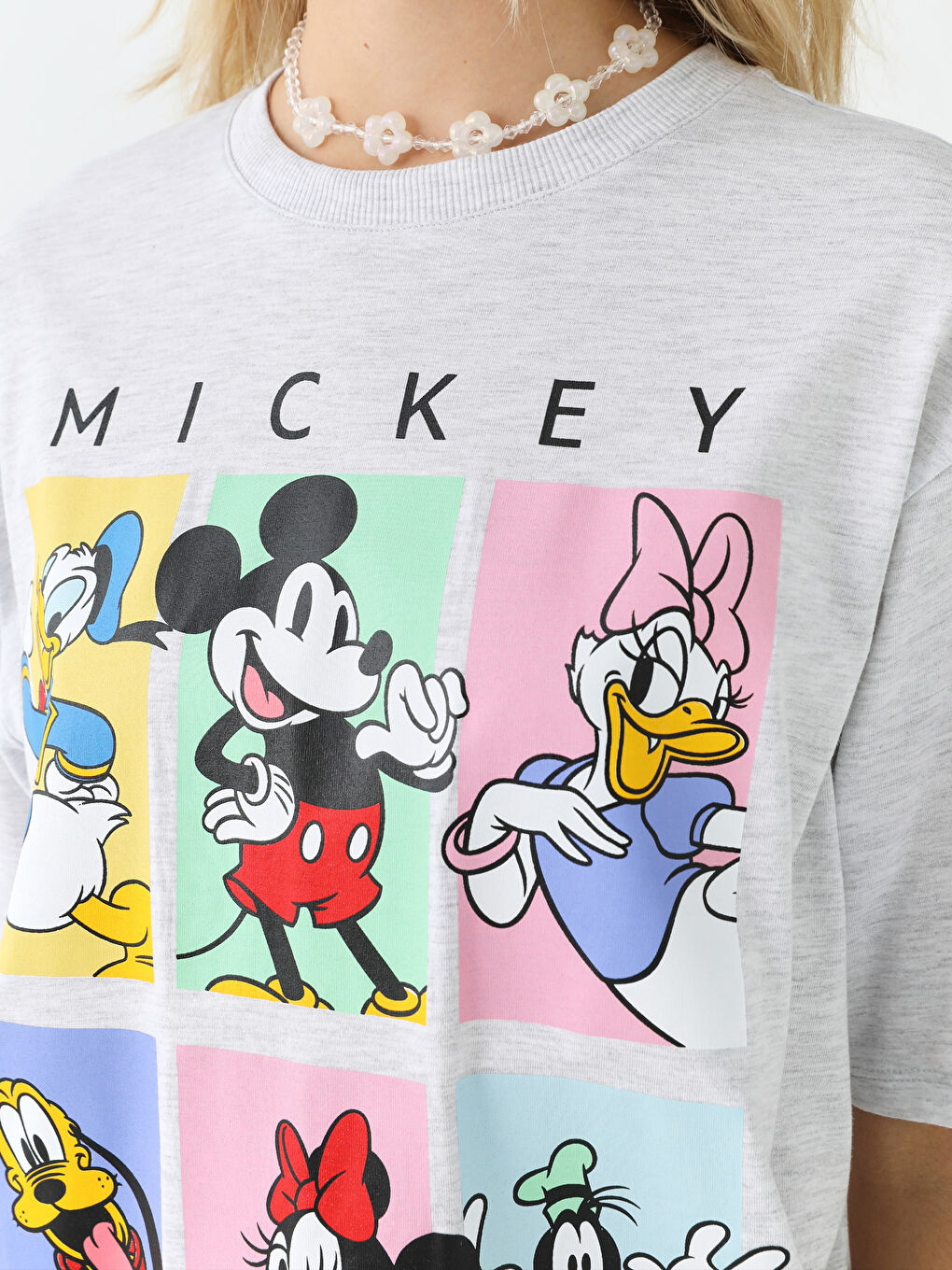 Gri Bisiklet Yaka Mickey Mouse Baskılı Kısa Kollu Oversize Kadın Tişört-3