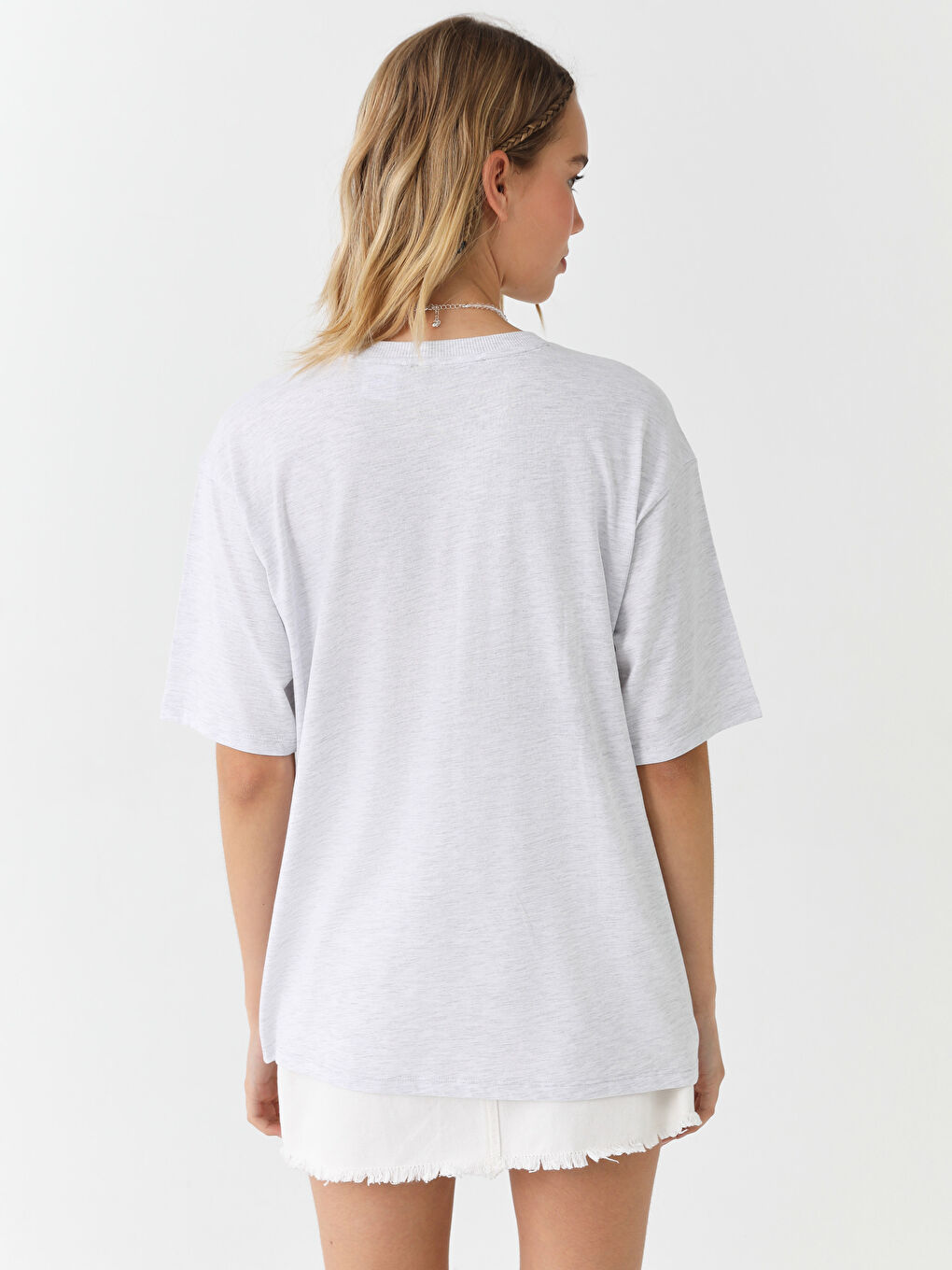 Gri Bisiklet Yaka Mickey Mouse Baskılı Kısa Kollu Oversize Kadın Tişört-4