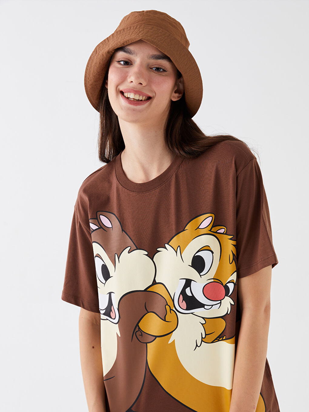 Kahverengi Bisiklet Yaka Chip'n Dale Baskılı Kısa Kollu Oversize Kadın Tişört