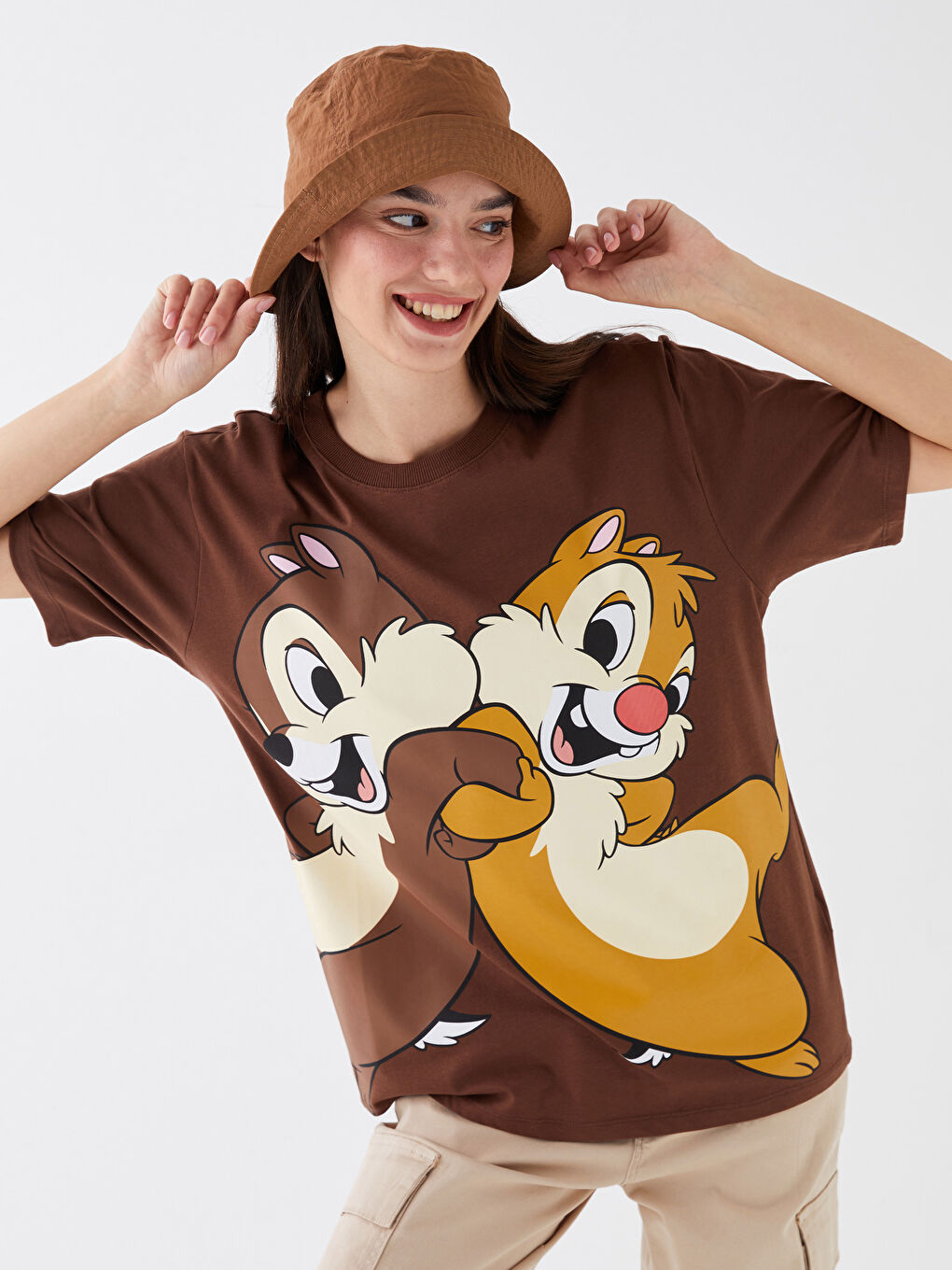 Kahverengi Bisiklet Yaka Chip'n Dale Baskılı Kısa Kollu Oversize Kadın Tişört-1