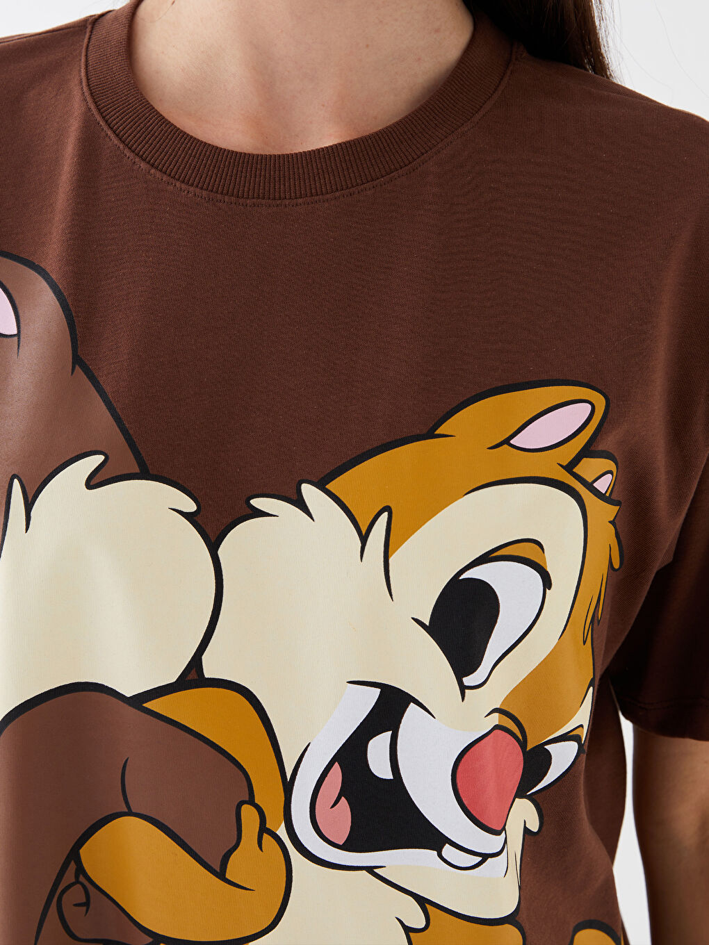 Kahverengi Bisiklet Yaka Chip'n Dale Baskılı Kısa Kollu Oversize Kadın Tişört-3