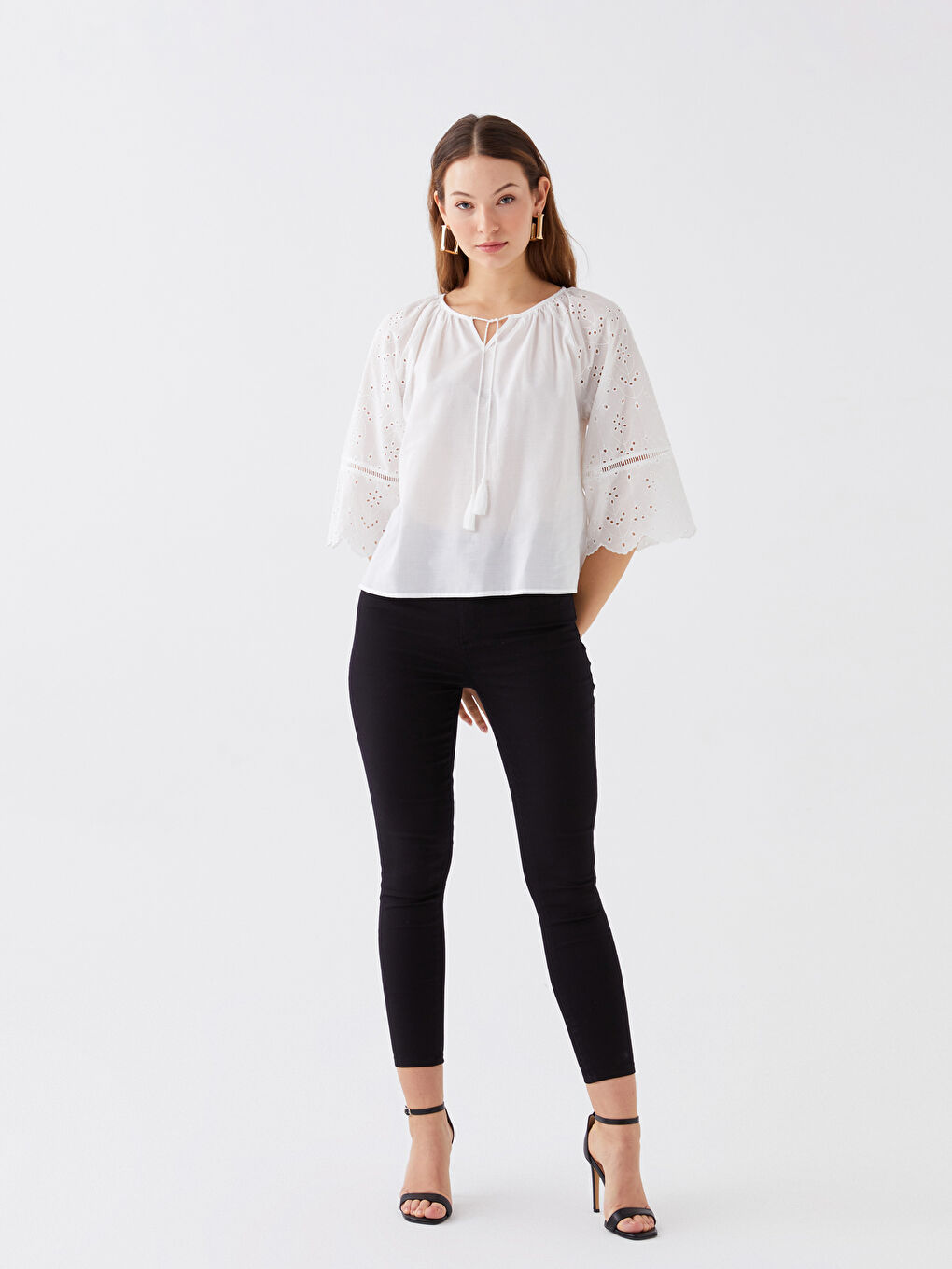 Beyaz Bağlamalı Yaka Kendinden Desenli Oversize Kadın Bluz-1