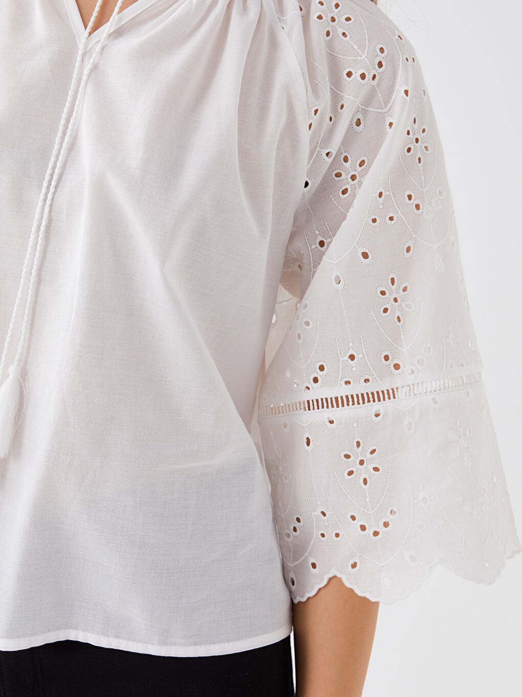 Beyaz Bağlamalı Yaka Kendinden Desenli Oversize Kadın Bluz-2