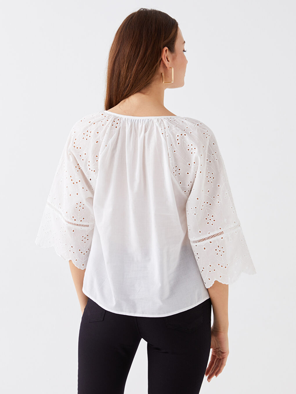 Beyaz Bağlamalı Yaka Kendinden Desenli Oversize Kadın Bluz-3