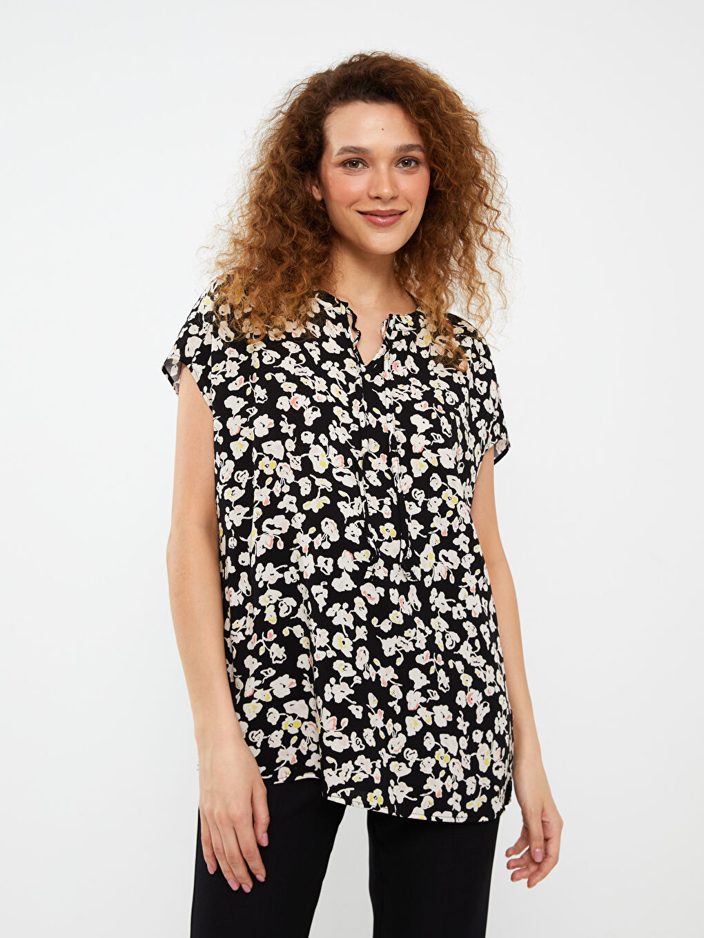 Siyah Bağlamalı Yaka Çiçekli Kısa Kollu Kadın Bluz