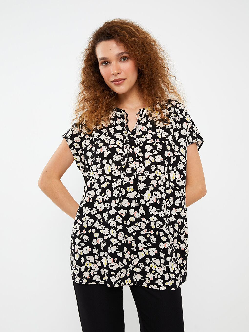 Siyah Bağlamalı Yaka Çiçekli Kısa Kollu Kadın Bluz-1