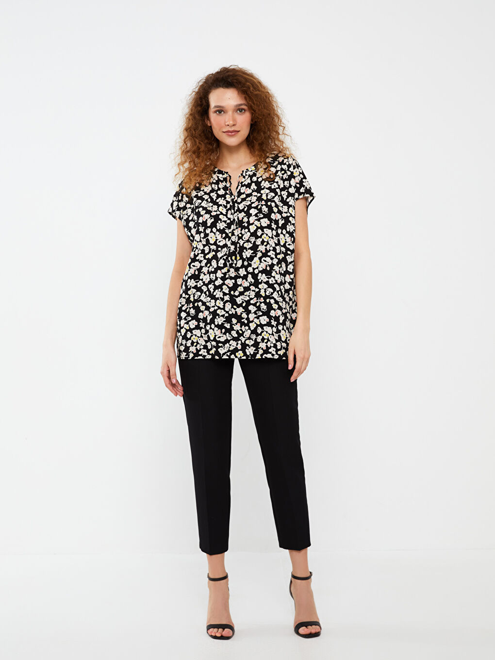 Siyah Bağlamalı Yaka Çiçekli Kısa Kollu Kadın Bluz-2