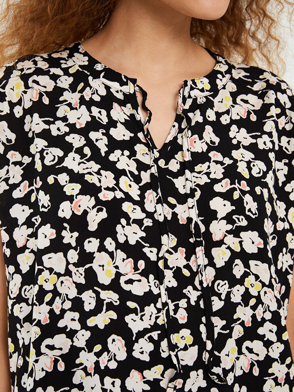 Siyah Bağlamalı Yaka Çiçekli Kısa Kollu Kadın Bluz-3