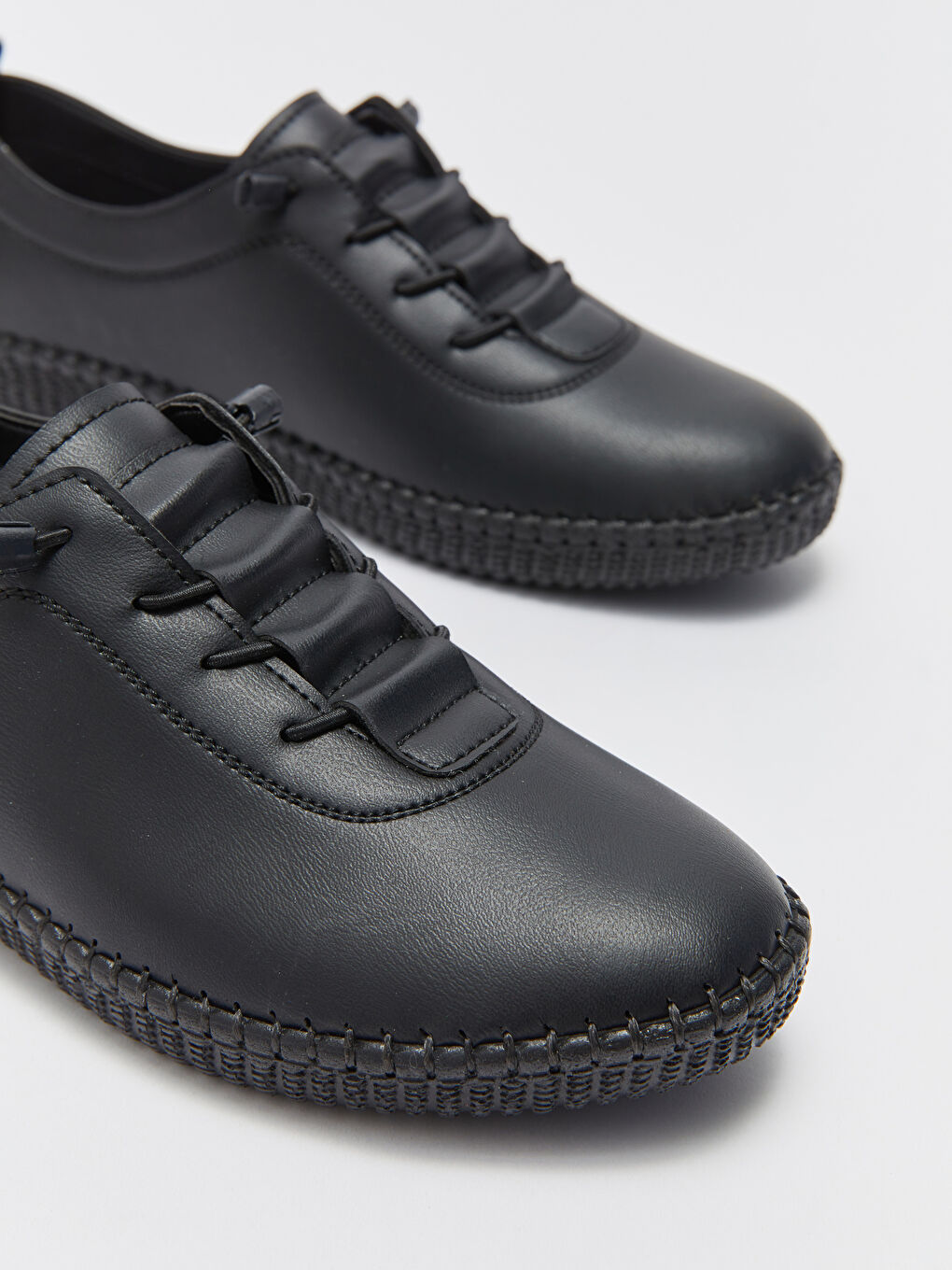 Klasične ženske cipele na pertlanje od eko kože-5