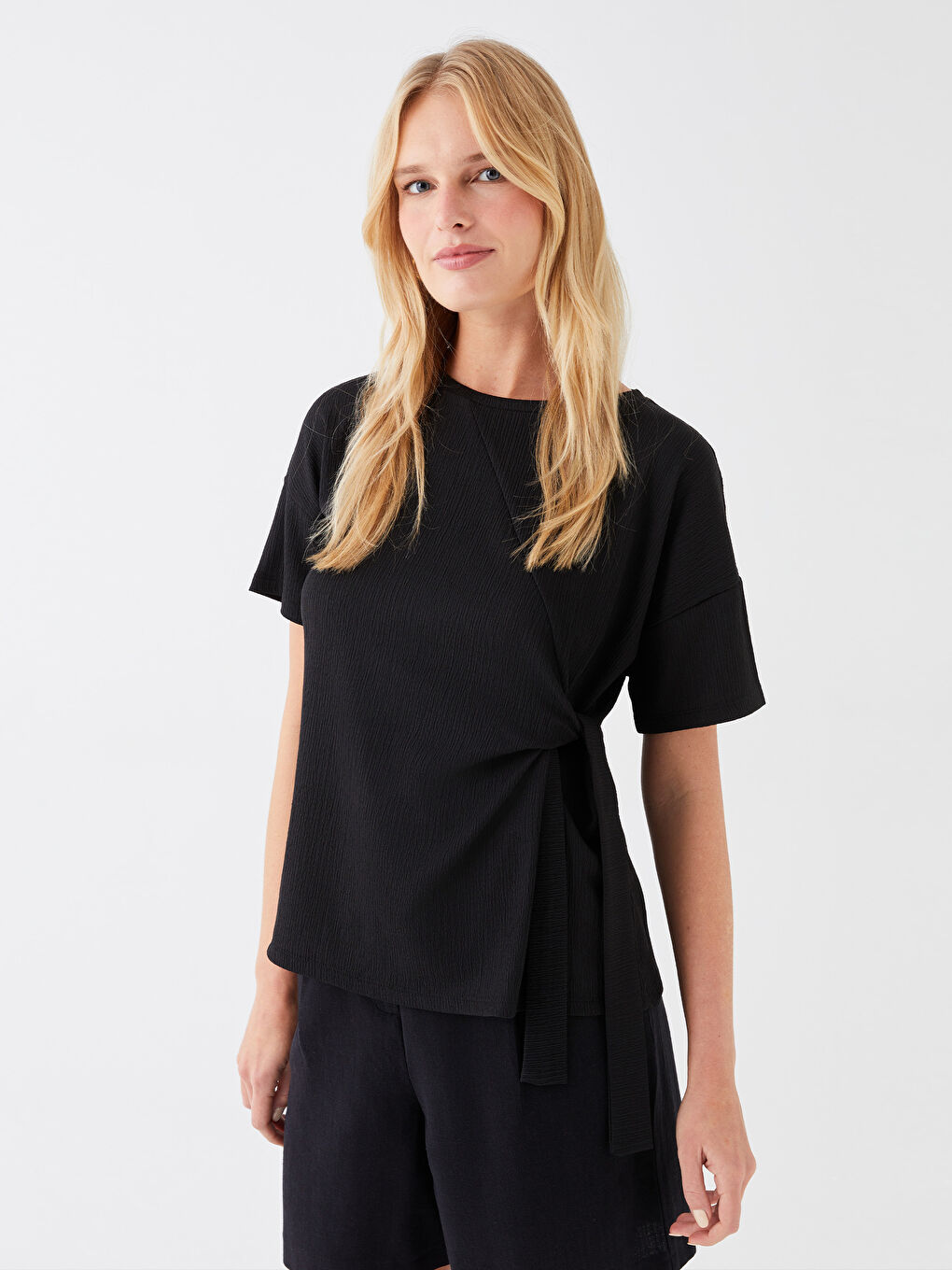 Siyah Bisiklet Yaka Düz Kısa Kollu Kadın Bluz-1