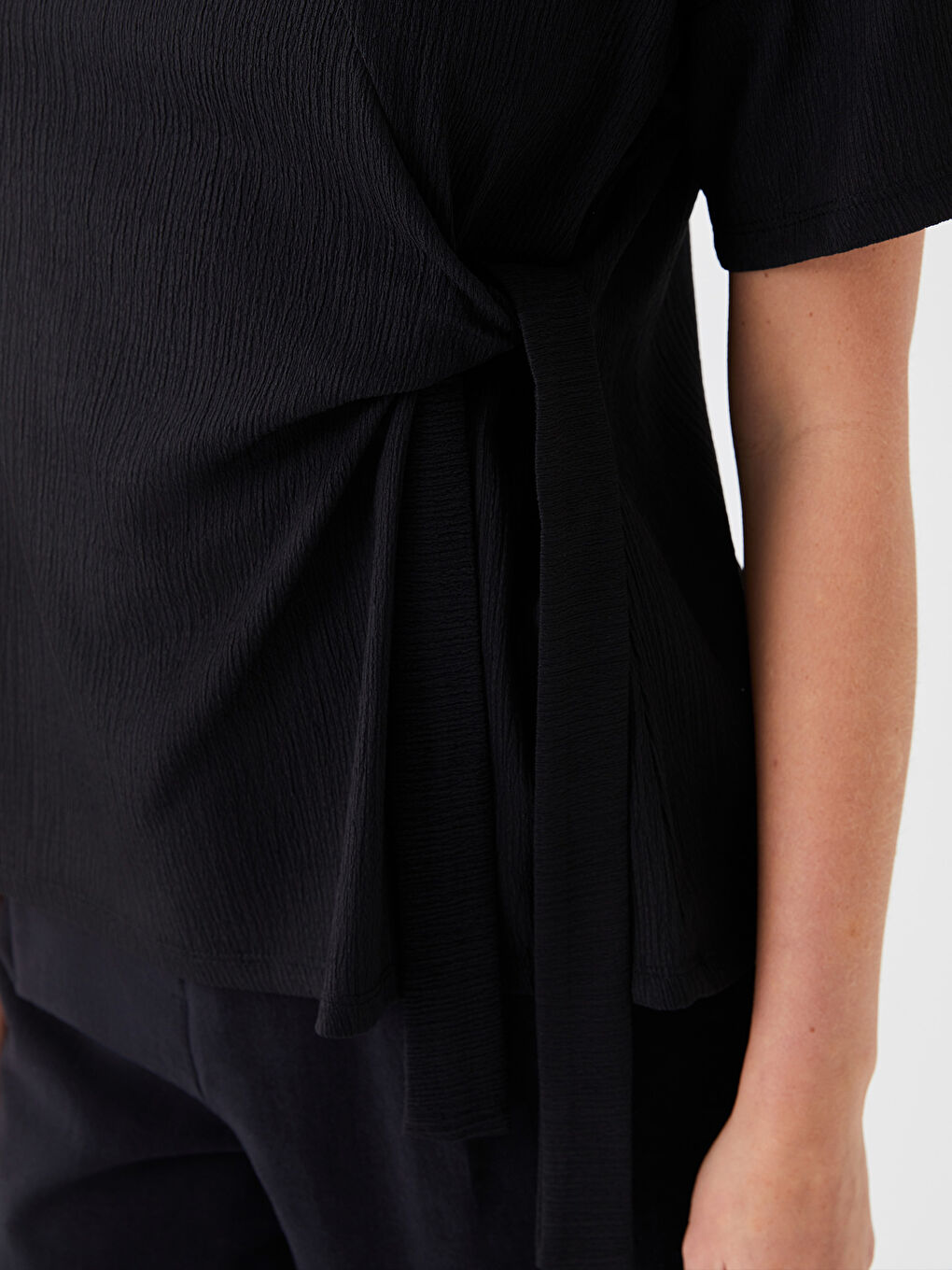 Siyah Bisiklet Yaka Düz Kısa Kollu Kadın Bluz-3