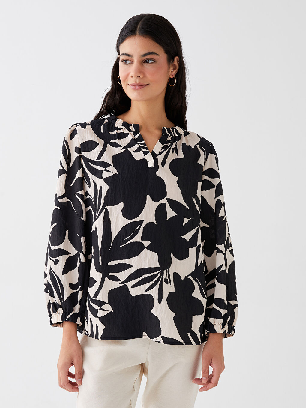 بلوزة كم طويل مزهر بياقة بشق للسيدات