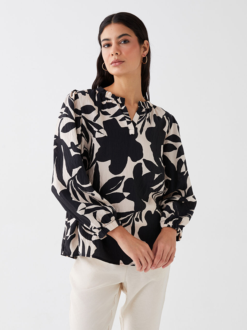 بلوزة كم طويل مزهر بياقة بشق للسيدات-1