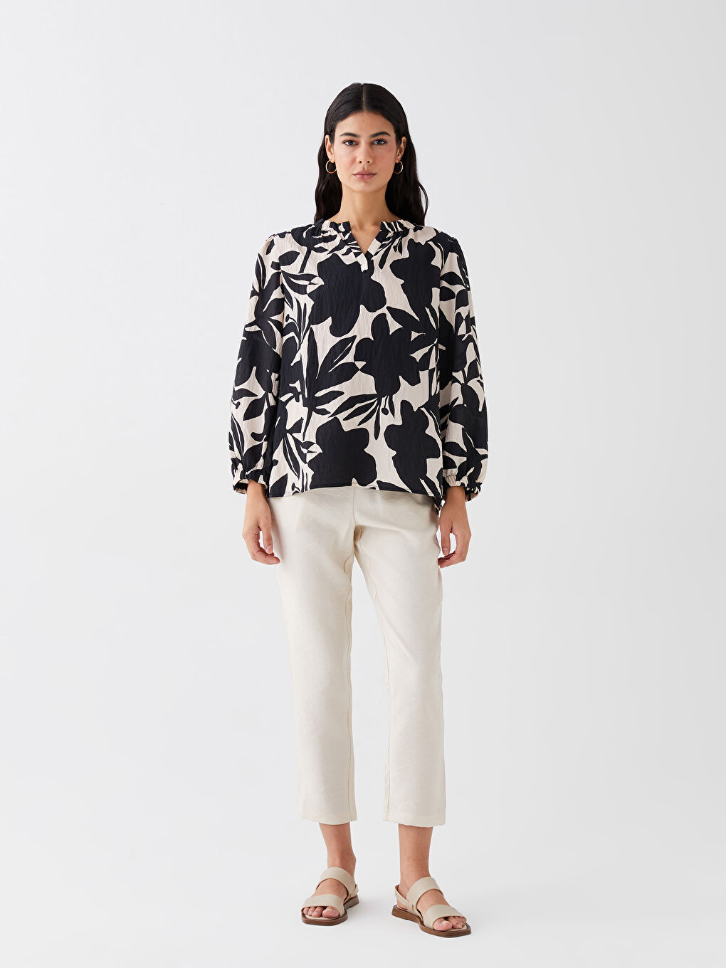 بلوزة كم طويل مزهر بياقة بشق للسيدات-2