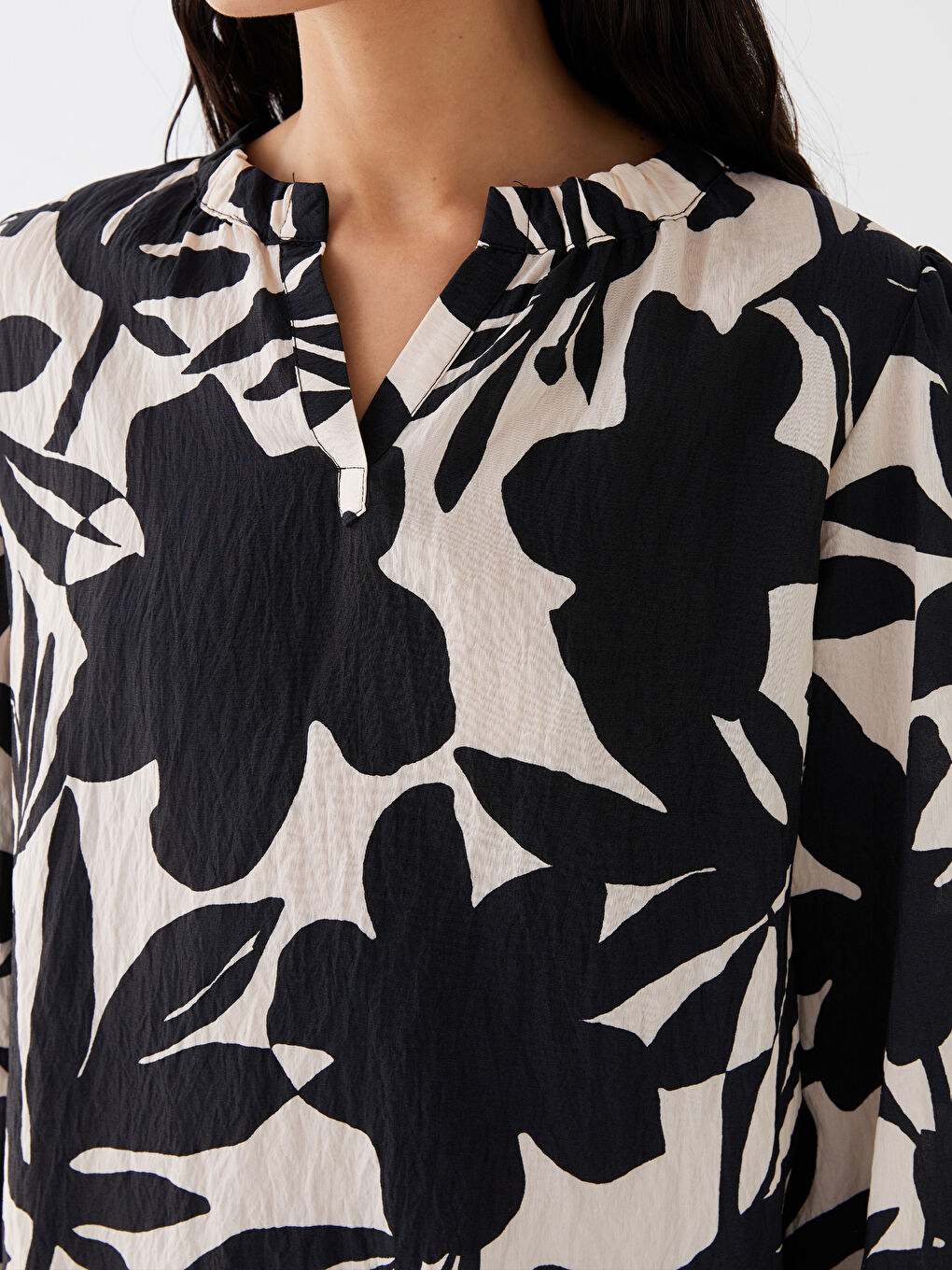 بلوزة كم طويل مزهر بياقة بشق للسيدات-3