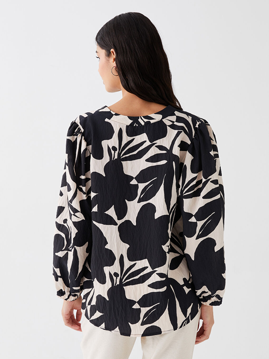 بلوزة كم طويل مزهر بياقة بشق للسيدات-4