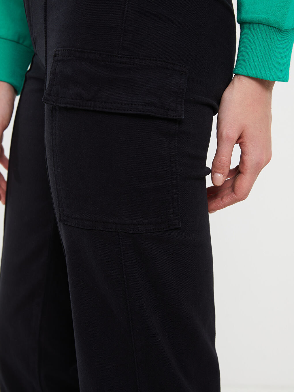 Siyah Rahat Kalıp Düz Geniş Paça Kadın Kargo Pantolon-2