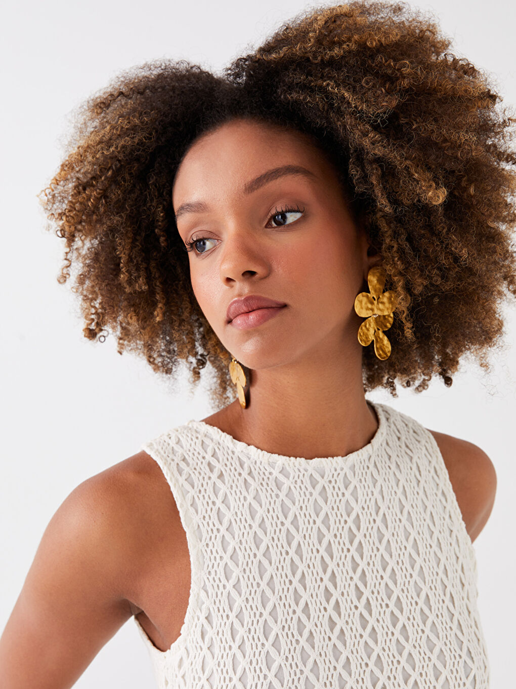 Ekru Bisiklet Yaka Nakışlı Kadın Kroşe Atlet