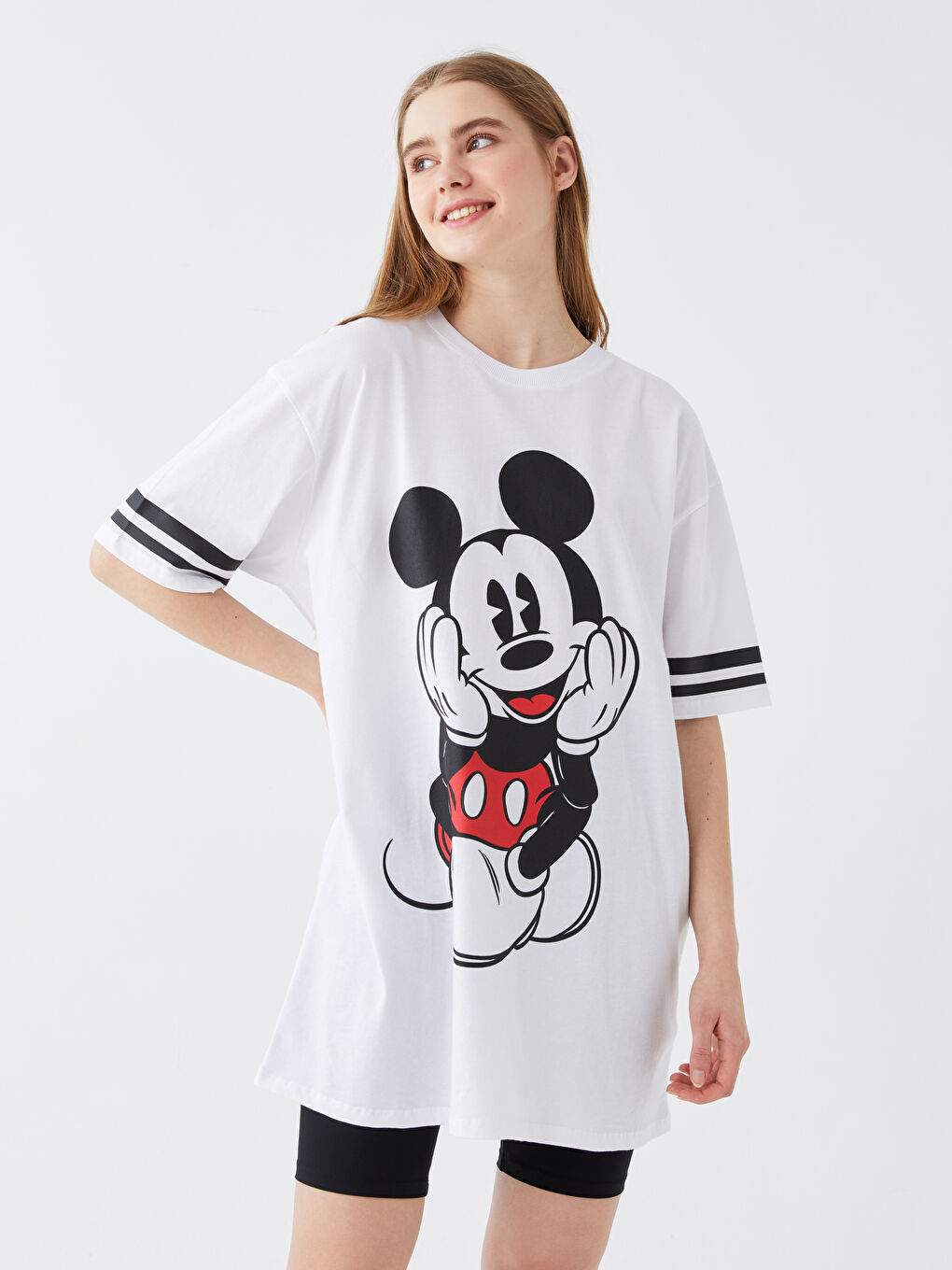 Beyaz Bisiklet Yaka Mickey Mouse Baskılı Kısa Kollu Kadın Tişört