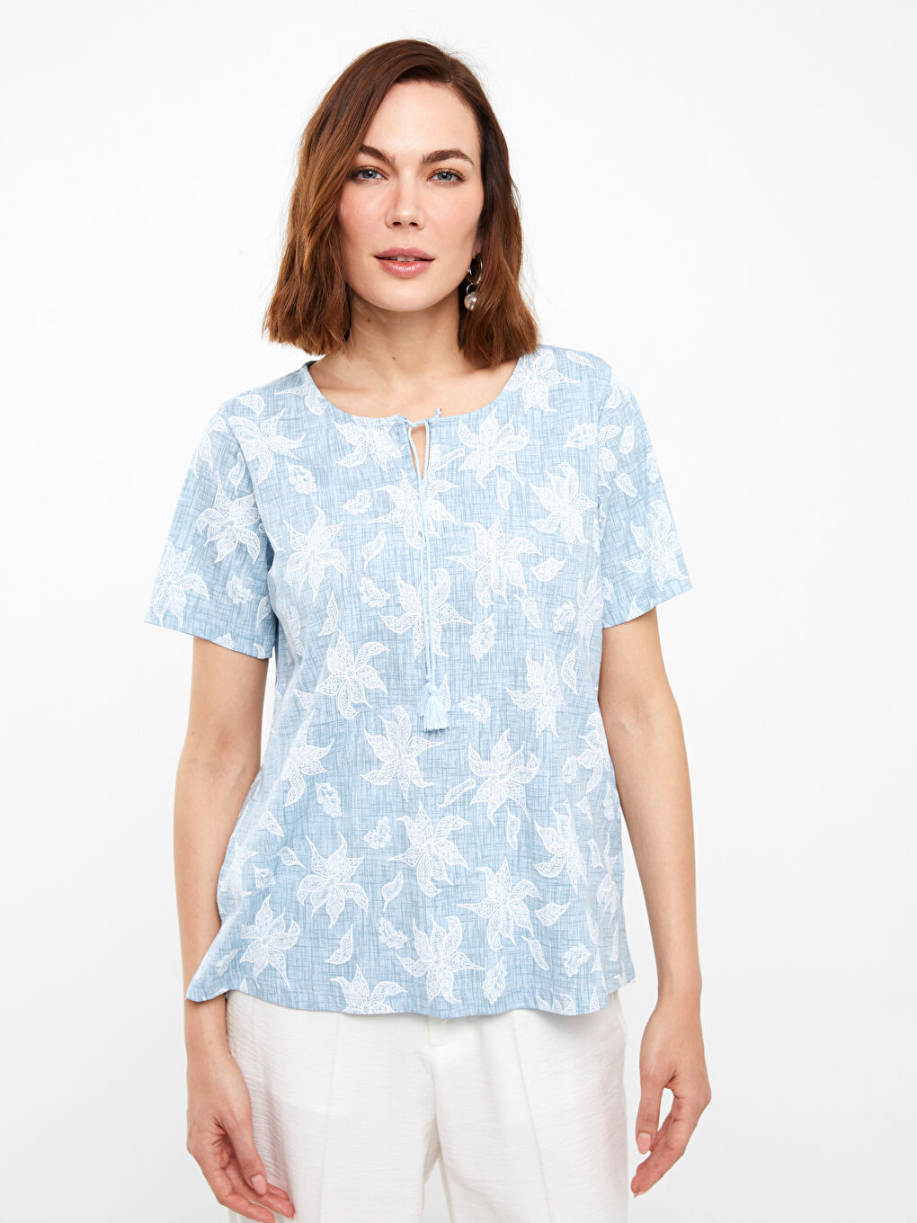 Mavi Bağlamalı Yaka Desenli Kısa Kollu Kadın Bluz