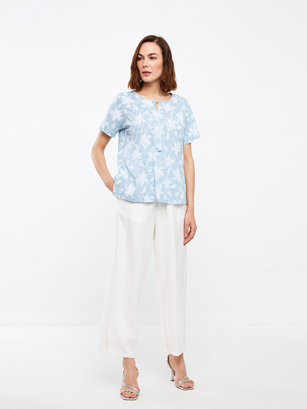 Mavi Bağlamalı Yaka Desenli Kısa Kollu Kadın Bluz-1