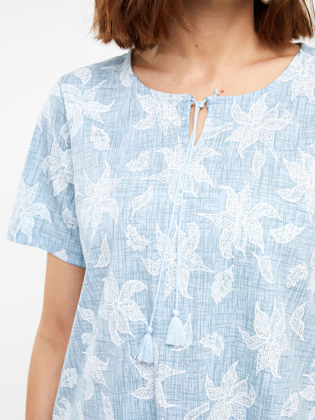 Mavi Bağlamalı Yaka Desenli Kısa Kollu Kadın Bluz-3