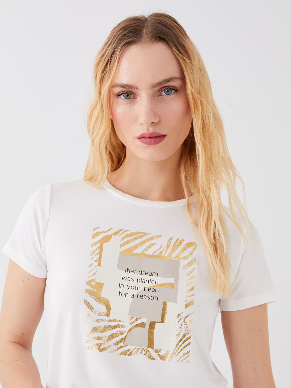 მრგვალი საყელო ნაბეჭდი მოკლე სახელო ქალებისთვის მაისური