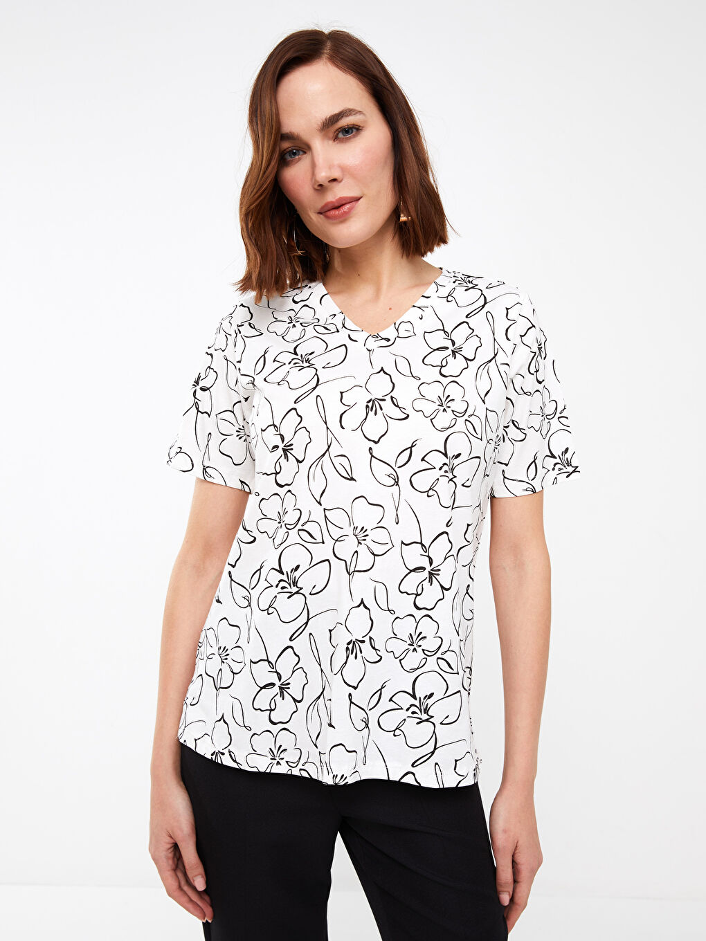Beyaz V Yaka Desenli Kısa Kollu Kadın Tişört