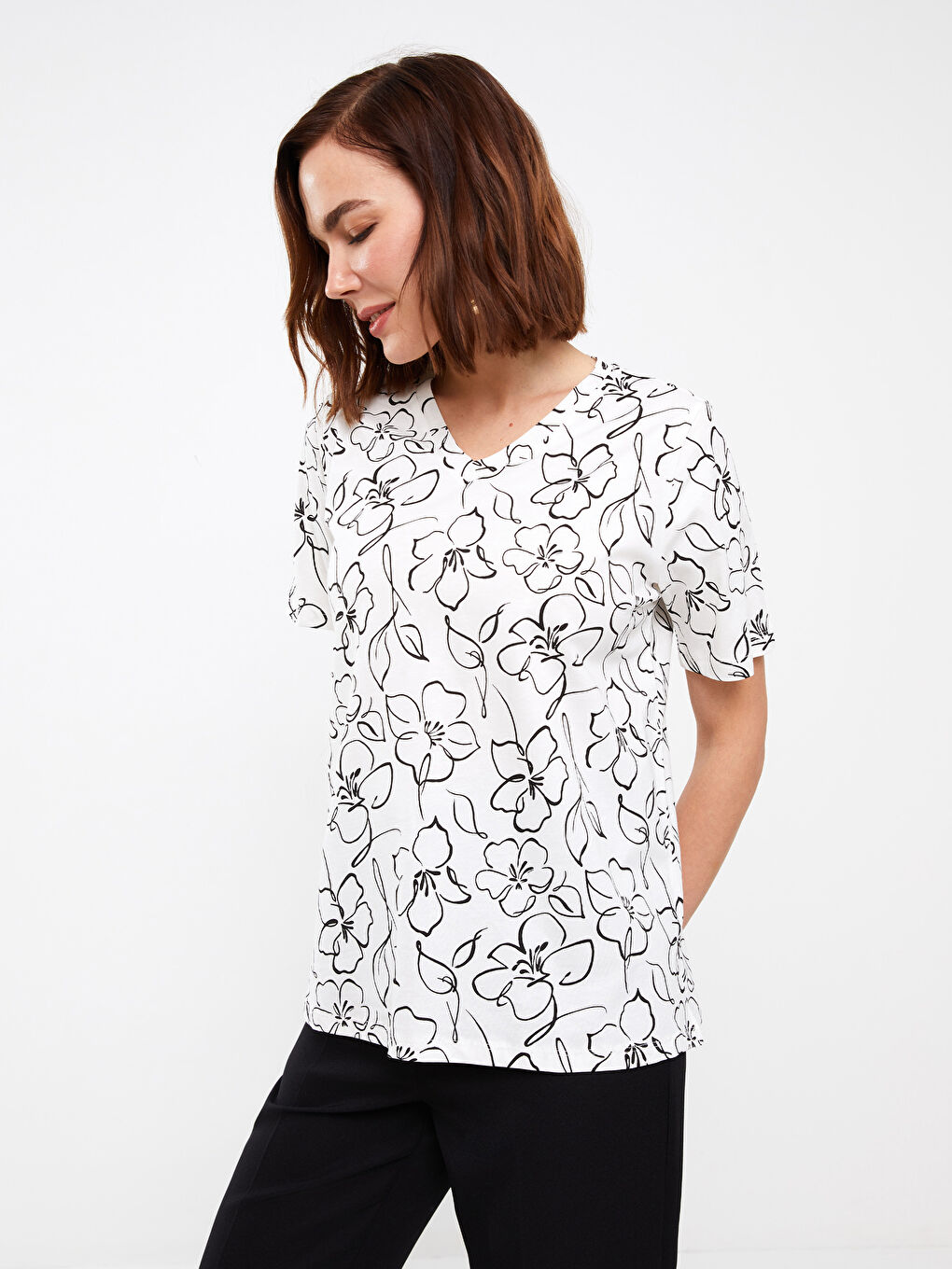 Beyaz V Yaka Desenli Kısa Kollu Kadın Tişört-1