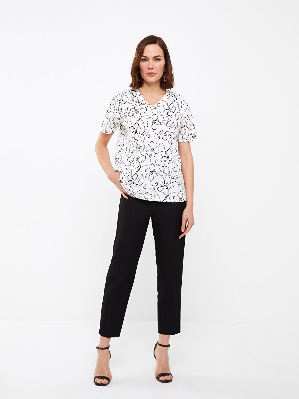 Beyaz V Yaka Desenli Kısa Kollu Kadın Tişört-2