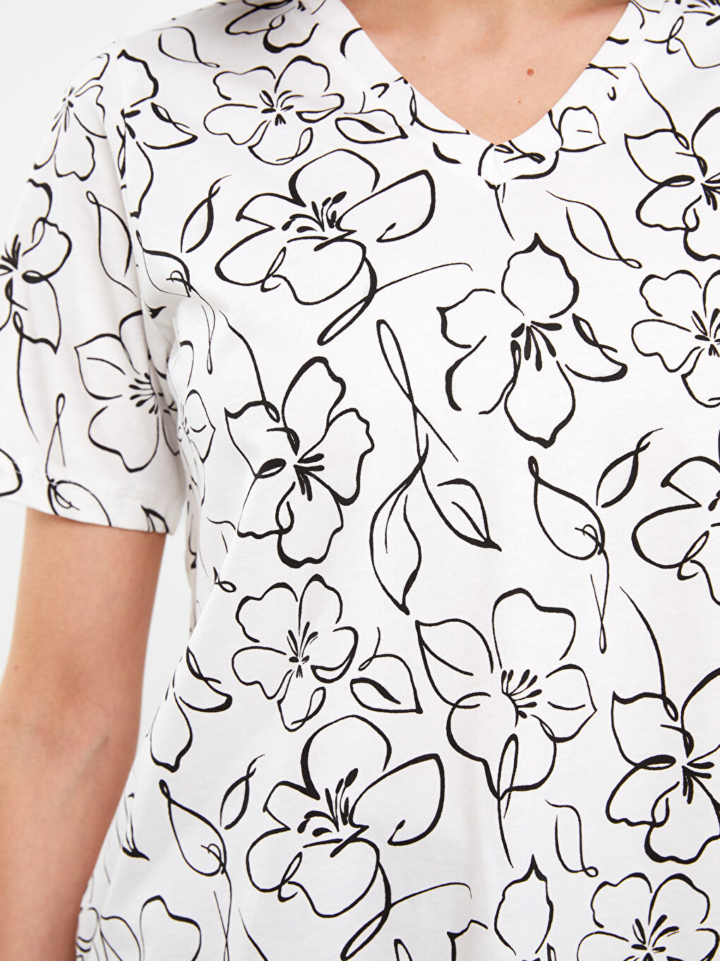 Beyaz V Yaka Desenli Kısa Kollu Kadın Tişört-3