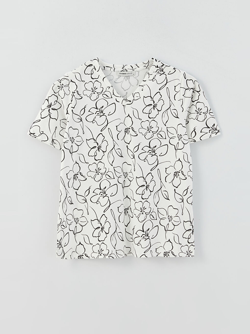 Beyaz V Yaka Desenli Kısa Kollu Kadın Tişört-5