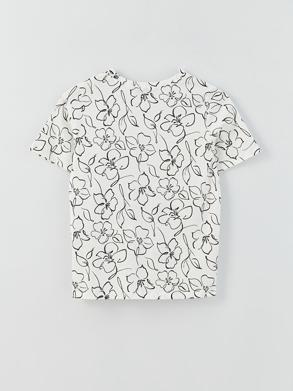 Beyaz V Yaka Desenli Kısa Kollu Kadın Tişört-6