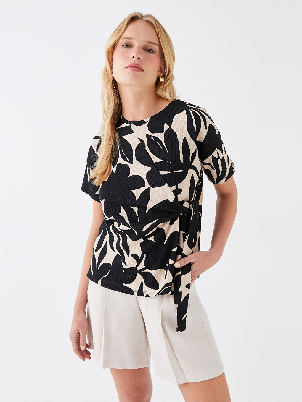 Siyah Bisiklet Yaka Desenli Kısa Kollu Oversize Kadın Tişört