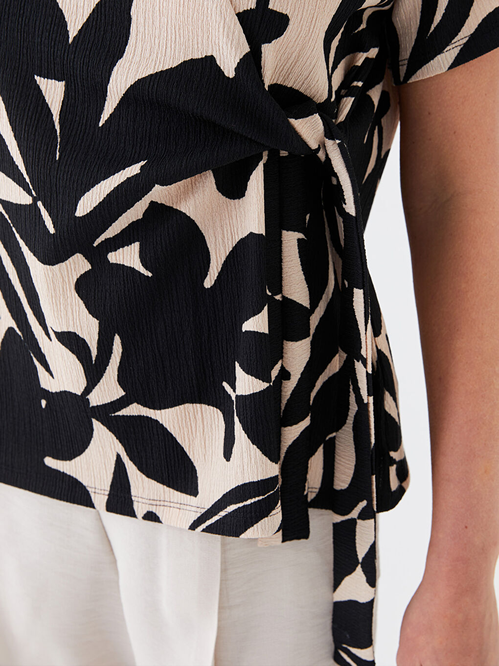 Siyah Bisiklet Yaka Desenli Kısa Kollu Oversize Kadın Tişört-3