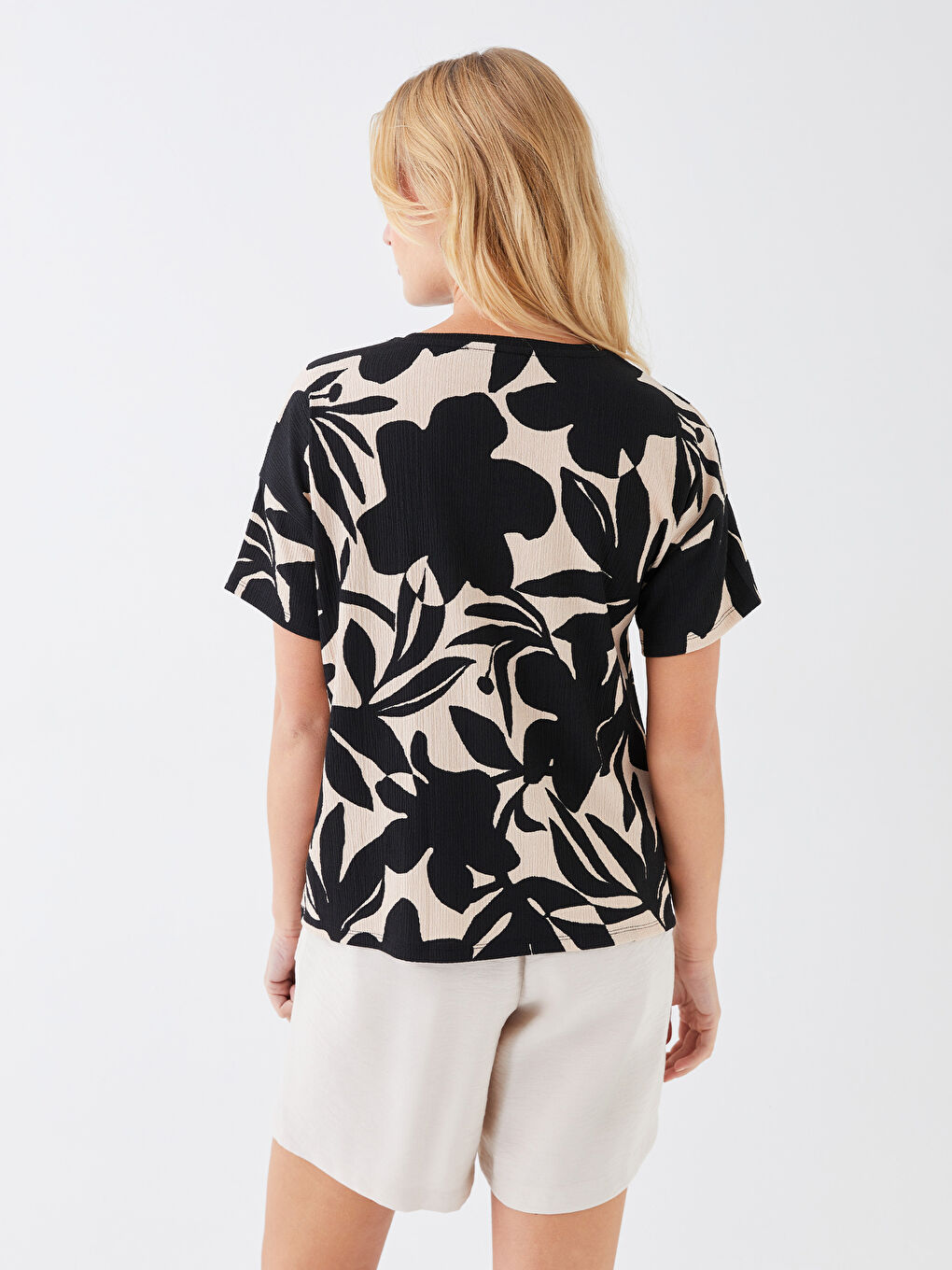 Siyah Bisiklet Yaka Desenli Kısa Kollu Oversize Kadın Tişört-4