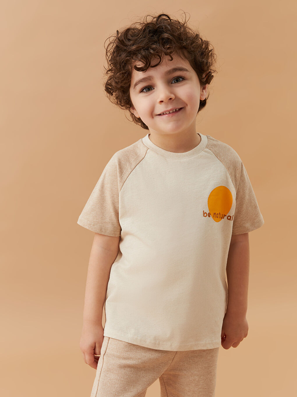 Bej Bisiklet Yaka Kısa Kollu Baskılı Erkek Tişört-1