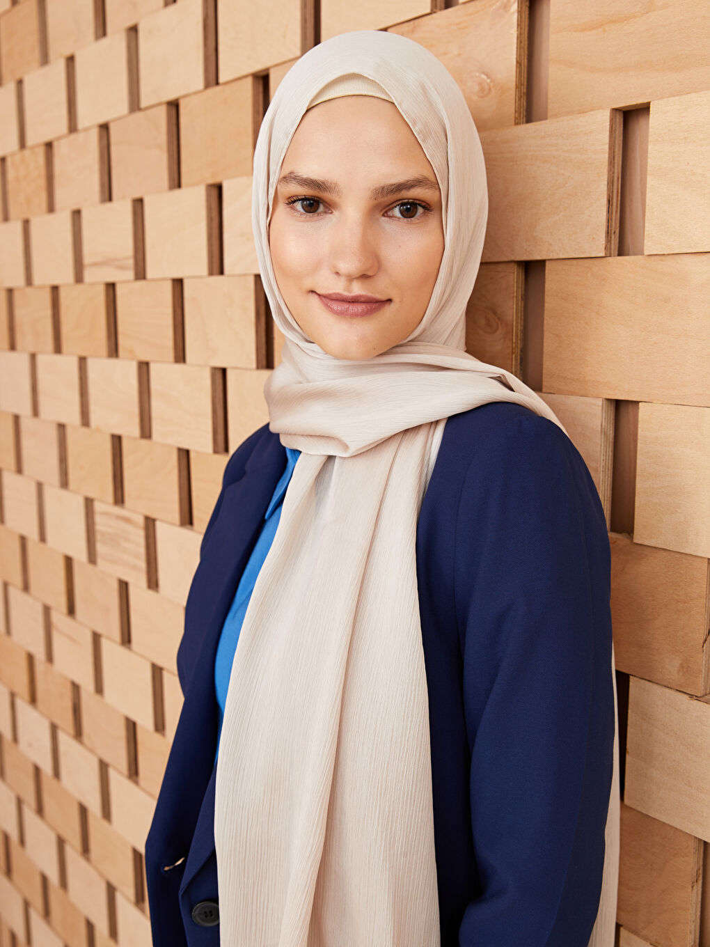 وشاح منسوج للسيدات