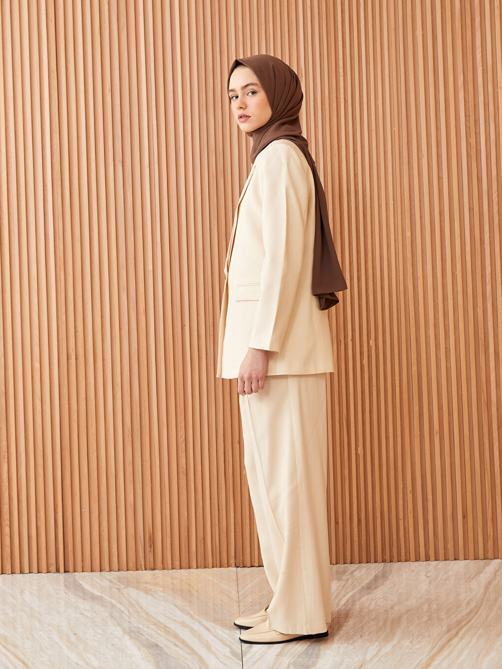 وشاح منسوج للسيدات