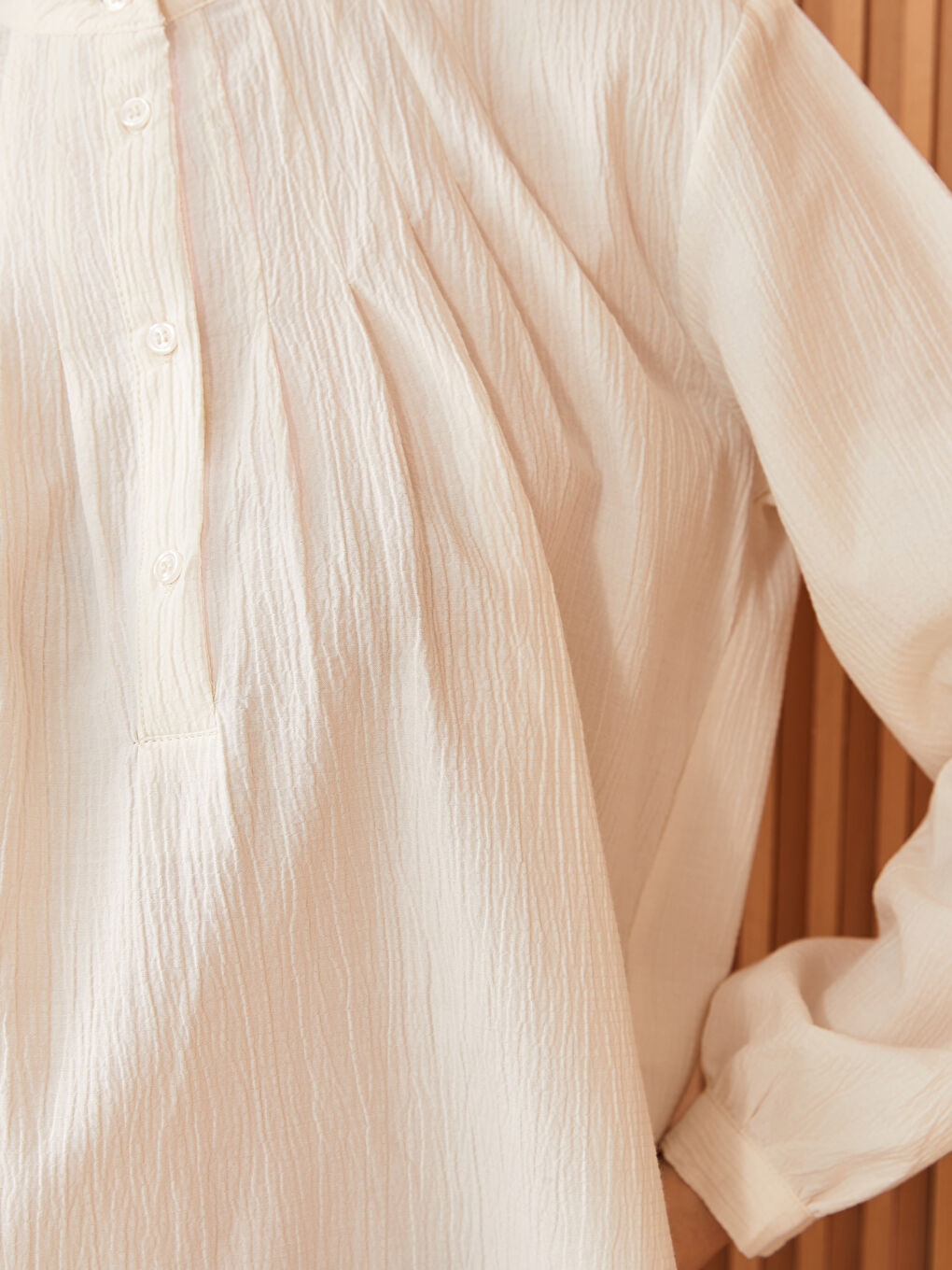 بلوزة نسائية واسعة الحجم بياقة الجد وكم طويل بتجعيد-3