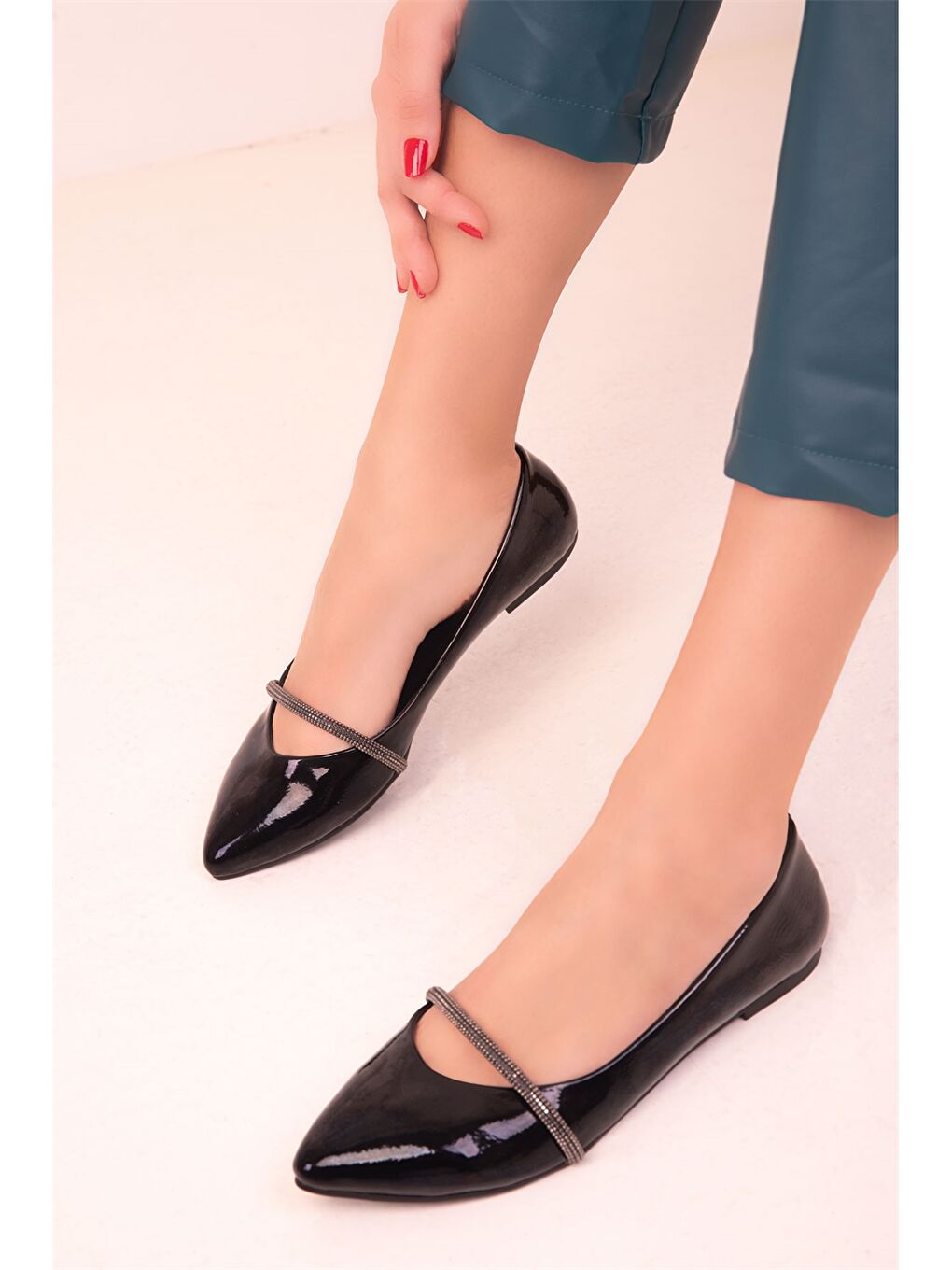 Siyah Deri Görünümlü Aplikeli Kadın Babet