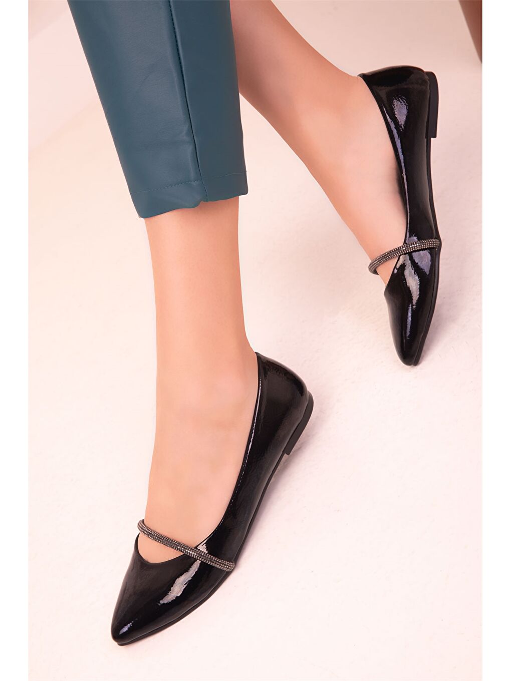 Siyah Deri Görünümlü Aplikeli Kadın Babet-1