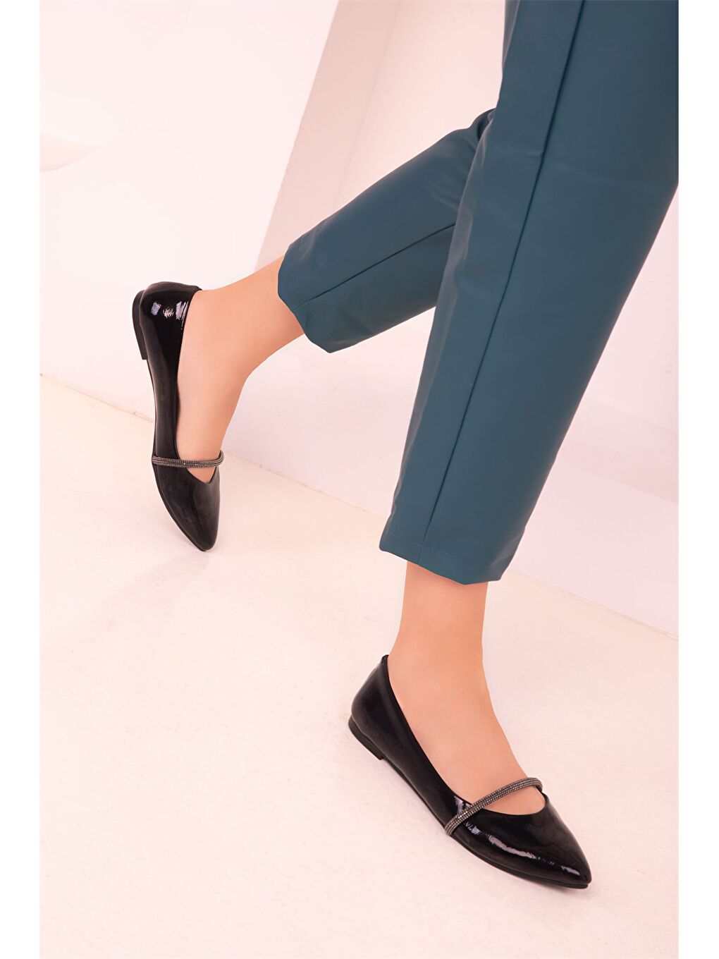 Siyah Deri Görünümlü Aplikeli Kadın Babet-2