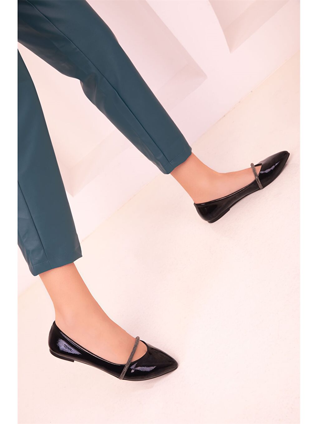 Siyah Deri Görünümlü Aplikeli Kadın Babet-3